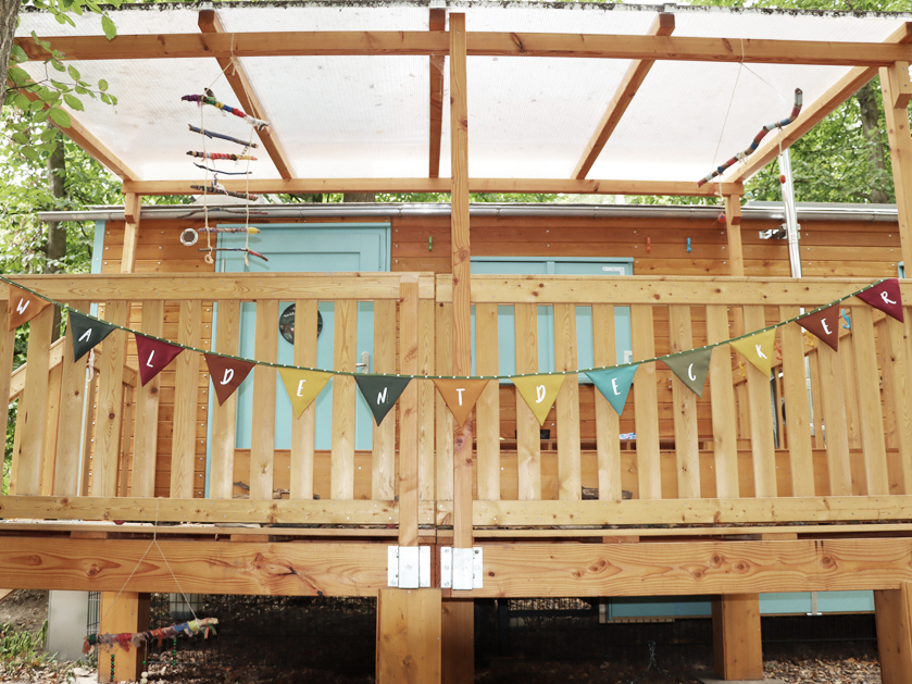 Nahaufnahme Außenansicht Waldwagen vom Waldkindergarten „Waldentdecker"