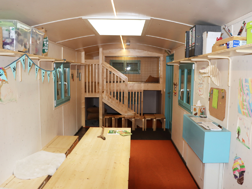 Innenansicht Waldwagen vom Waldkindergarten „Waldentdecker"