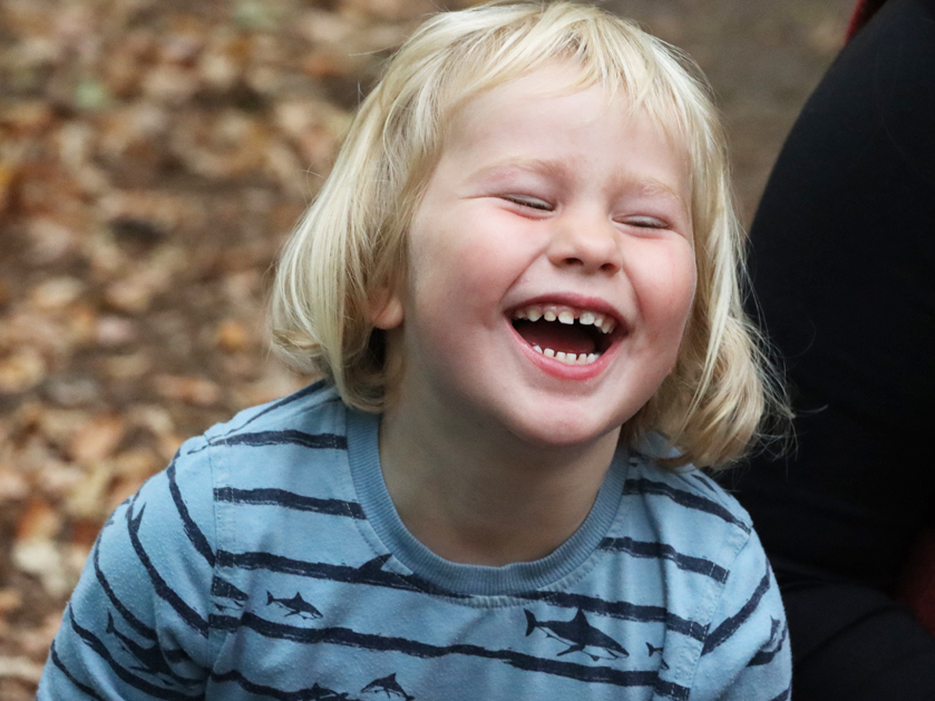 kleines Mädchen lacht sich kaputt