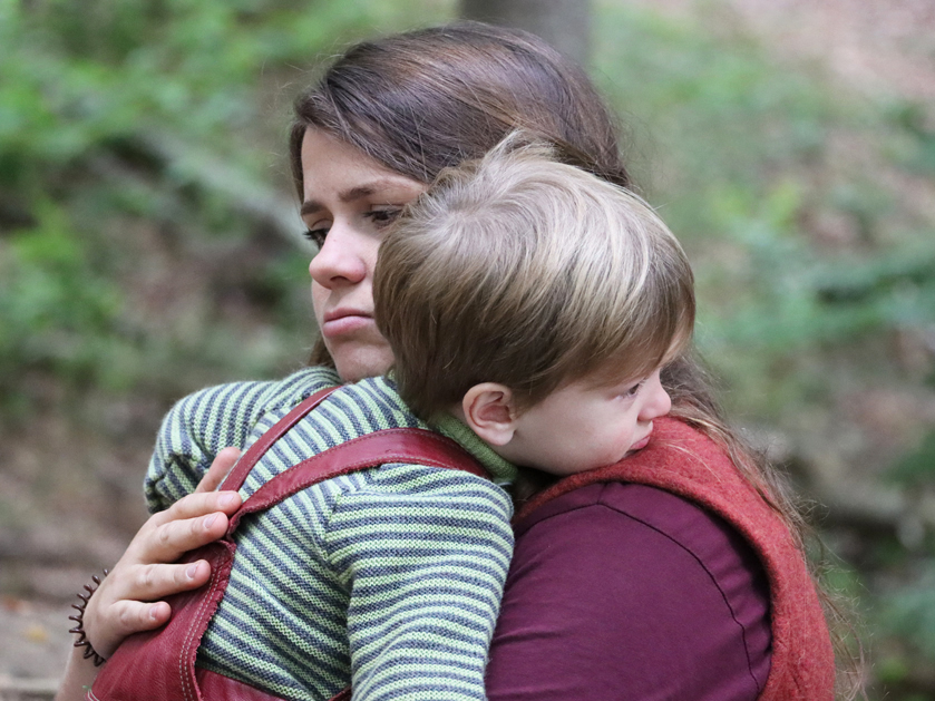 Erzieherin vom Waldkindergarten "Waldentdecker" tröstet Kindergartenkind