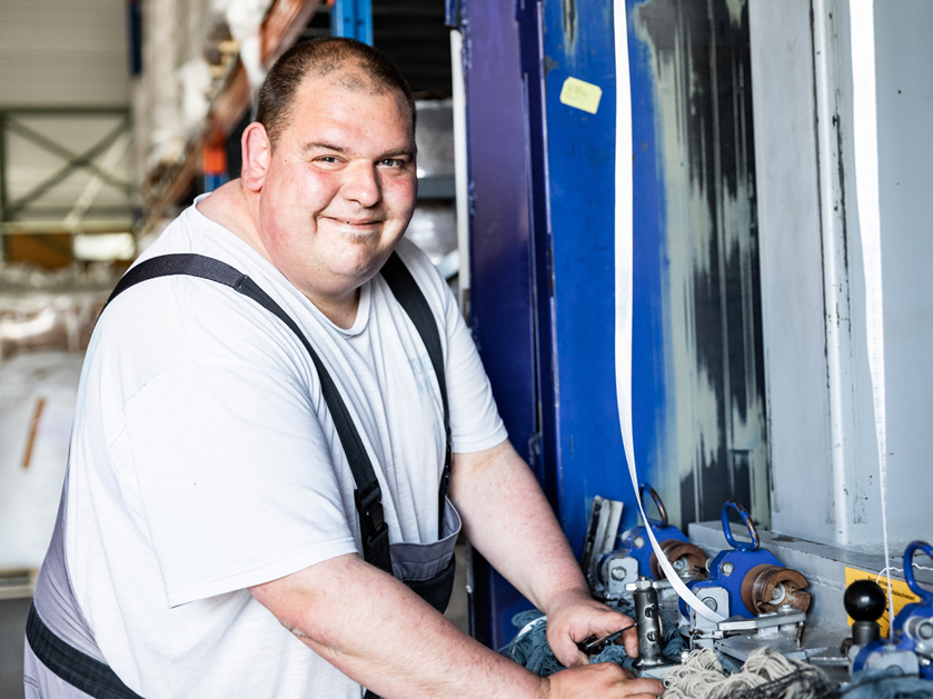 Mitarbeiter der Werkstatt Afferde freut sich