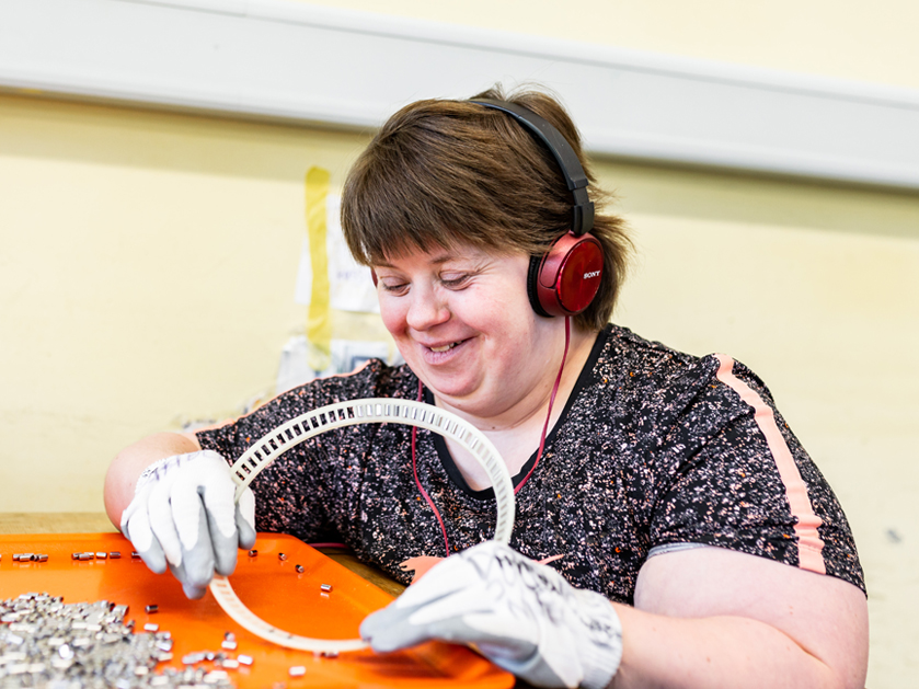 Mitarbeiterin der Werkstatt Afferde hat Spaß bei der Arbeit