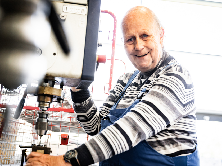 Mitarbeiter der Werkstatt Afferde bei der Arbeit im Bereich "Metallbearbeitung"