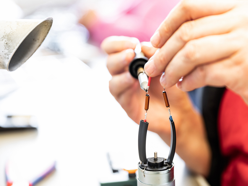 Nahaufnahme vom Löten in der Werkstatt Afferde