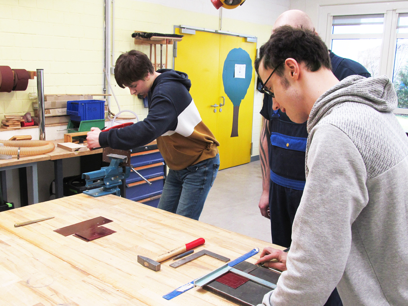 Mitarbeiter bei der Arbeit in der Werkstatt Rinteln